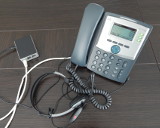 Cisco SPA 303 - отличный ip-телефон от известного бренда. Возможно подключение гарнируры. поддерживает SIP. Три линии.